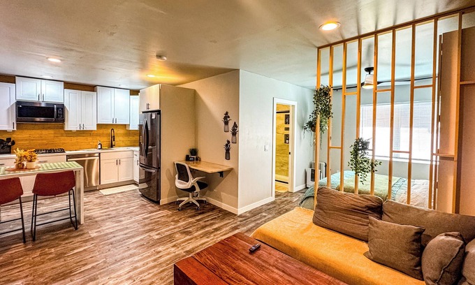 El Centro Apartamento | Double Queen Studio, Full Kitchen, 75" 4KTV, W/D, workspace, Early check-in