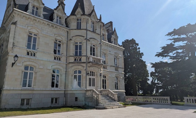 Saint-Saturnin-sur-Loire Casa | Double room in Château outbuilding with view of the Loire River