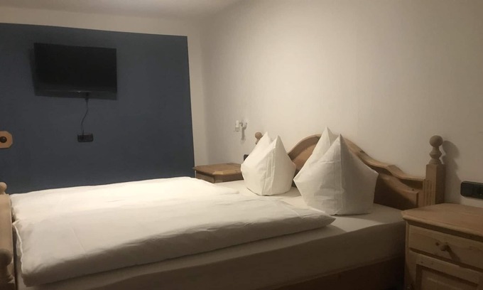 Hirschegg Casa | Double room (2-3 p) No. 9, shower / toilet - Gasthof Hirsch