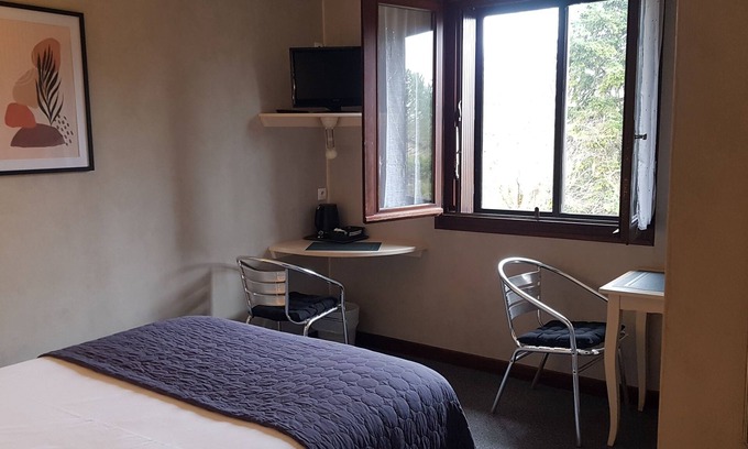 Foissac Hotel | Double room air-conditioning, shower, wifi, parking, swimming pool Near Figeac, Villefranche