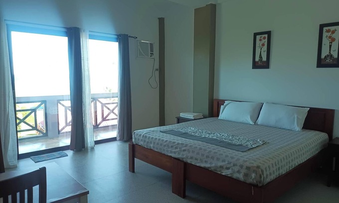 Panglao Apartamento | Habitación con balcón y vistas al mar