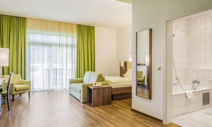 Schlogen Casa | Double room Danube Garden (1 adult + 1 child) bath, WC - Riverresort Donauschlinge