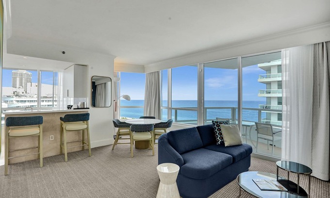 Mid Beach Apartamento | Double Room Deluxe Suite 2BR/3BA in Fontainebleau