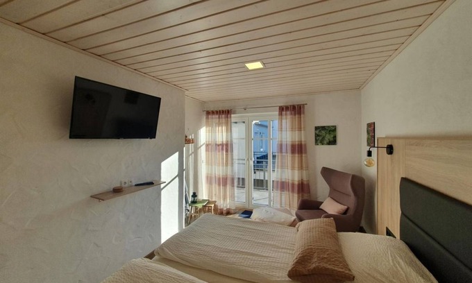 Alken Apartamento | Double room "Hunnenstein" with balcony - accommodation in the Brandgasse