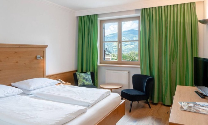 Schuttdorf Casa | Double room Schwalbenwand - amiamo - Familotel Zell am See