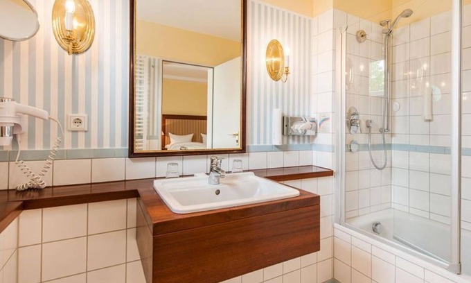 Hasseldieksdamm Casa | Habitación doble, ducha, inodoro, confort - Hotel Birke