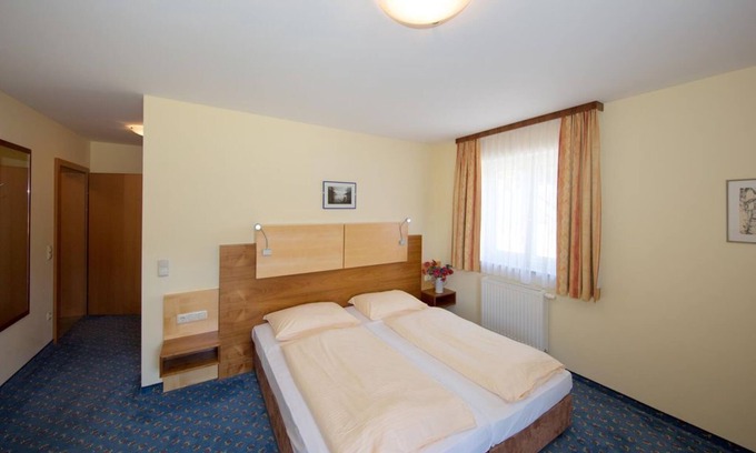 Sankt Martin im Muehlkreis Casa | Double room, shower, WC, balcony - Landhotel Gasthof Ernst