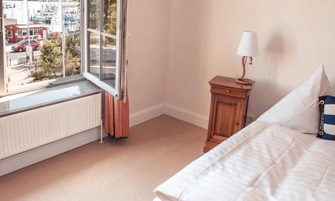 Strande Casa | Double room, shower, WC, lake view - Strandhotel Strande