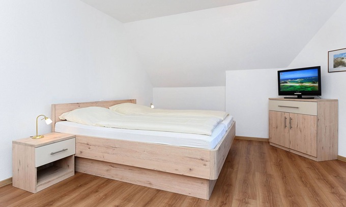 Neuharlingersiel Cabaña | Double room with balcony or terrace - Double room in the Hotel-Pension