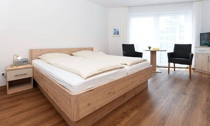 Neuharlingersiel Cabaña | Double room with balcony or terrace - Double room in the Hotel-Pension