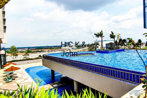 Klang Apartamento | Double Storey Pool at Trio Setia by HCK