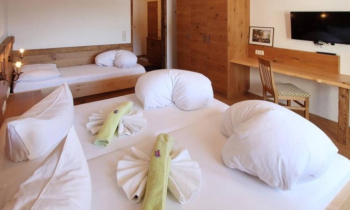 Leogang Cama Y Desayuno | Habitación triple "KOMFORT", ducha o bañera, WC - Bäckerwirt, Inn