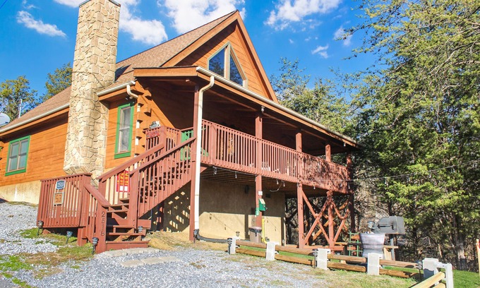 Sevierville Cabina | Douglas Lake Cabin Rental-Access to Boat Launch-Pool Table-Internet-Hot Tub