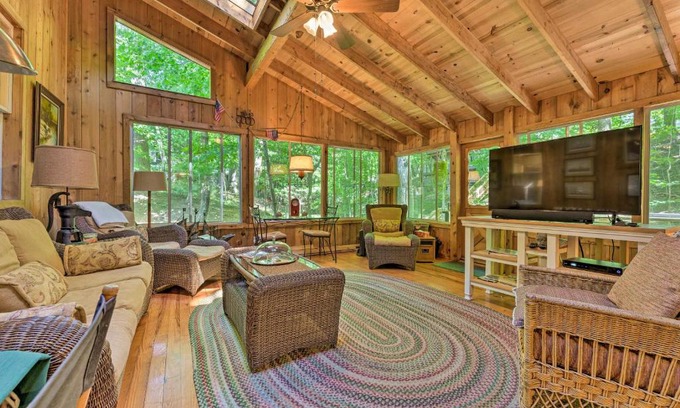 Douglas Casa | Douglas Whispering Winds Cottage with Beach!