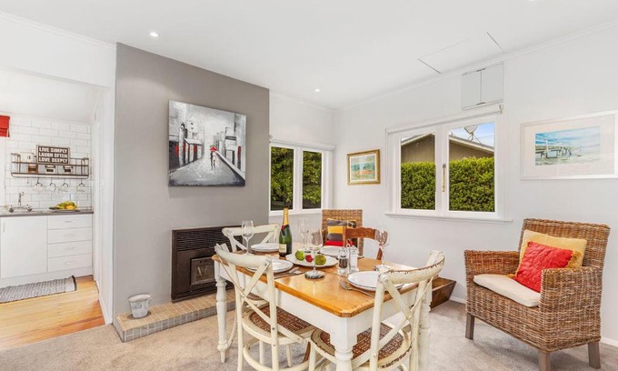 Waikanae Casa | Dove Cottage - Waikanae Beach Holiday Home