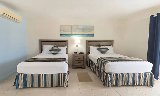 St. Lawrence Gap Apartamento | Dover Beach and Turtle Beach Tour! 4 Kid-friendly Units w/ Balcony! FREE Parking