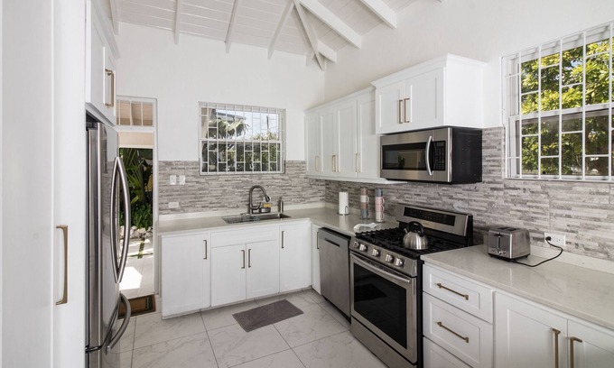 Dover Casa | Dover Beach Coastal Cottage in lush private grounds.