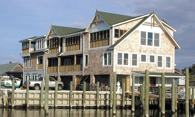 Ocracoke Condominio | Down Creek Condo 102: lujoso, plano de planta inversa, en el pueblo.