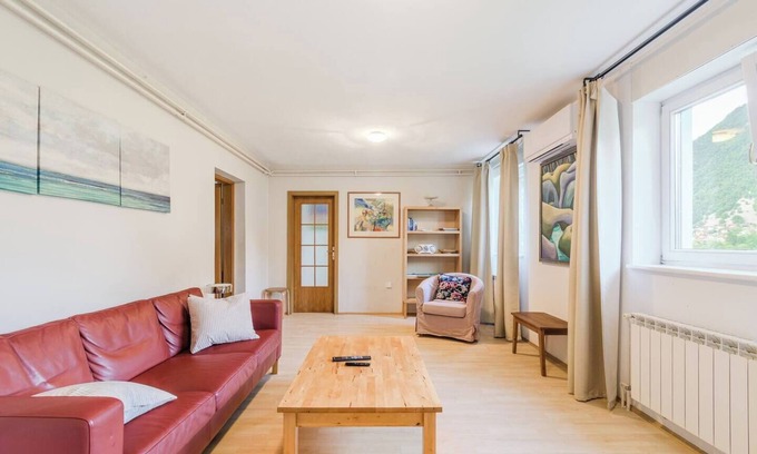 Most na Soci Apartamento | Down floor ap with 1 bedroom, airco, tv, new kitchen and own lake side terrace