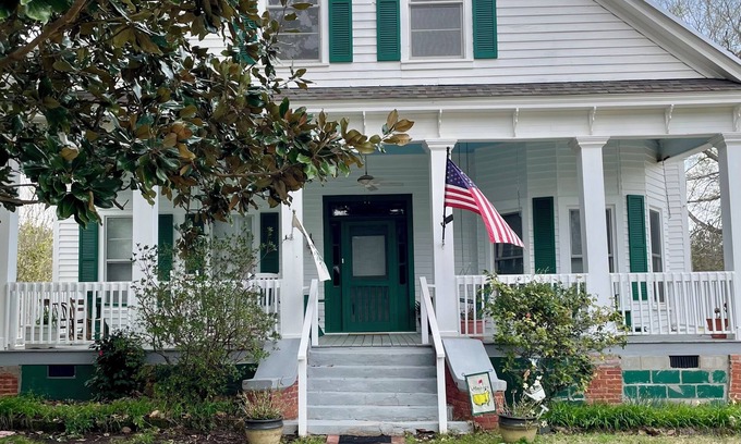 Bath Casa | “Down Home” - Charming Antebellum Farm House