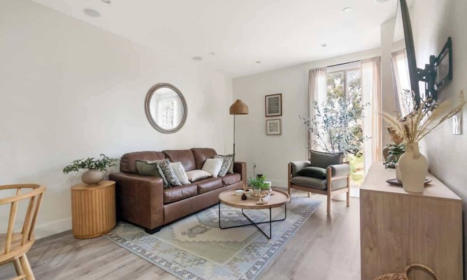 Downtown San Diego Casa | Down Town Condo with gym, pool, BBQ, jacuzzi!