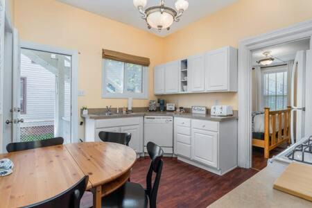 Michigan City Apartamento | Downstairs 2 Bedroom Apt- Pet Friendly- walking distance to beach & shops