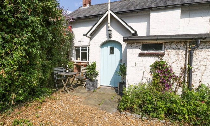 New Forest District Cabaña | DOWNTON LODGE, pet friendly, with pool in Hordle