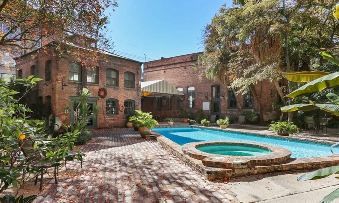 Arts/Warehouse District Apartamento | Downtown 1 bed + loft w Pool, gym, gated parking +