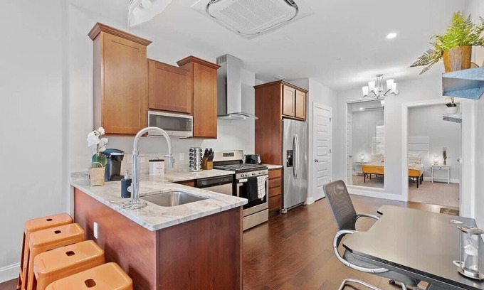 Downtown Pittsburgh Casa | Downtown 1 BR Apartment | Free Parking | Gym