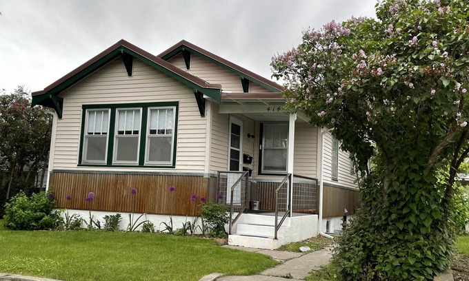 Livingston Apartamento | Downtown 2 bed/1 bath with deck and back yard