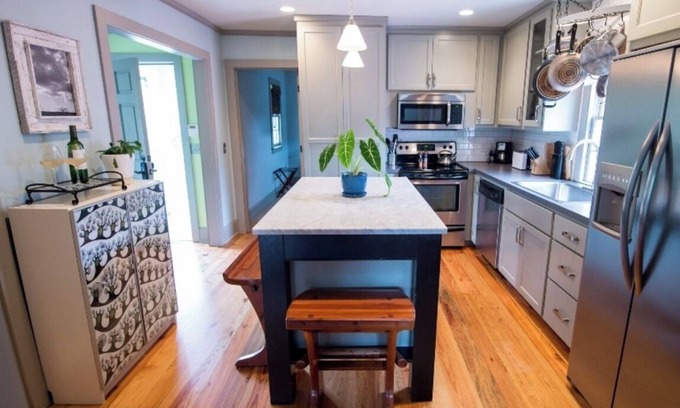 Westside Condominio | Downtown 2 bedroom, sun-filled historic condo w/workspace, beautiful balconies