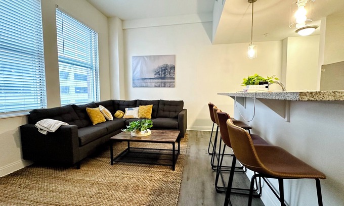 Market East District Apartamento | Downtown 2 bedroom Oasis with free parking