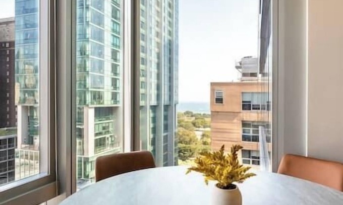 South Loop Condominio | Downtown 2bd #4 - Near Grant Park, Museums, Lake