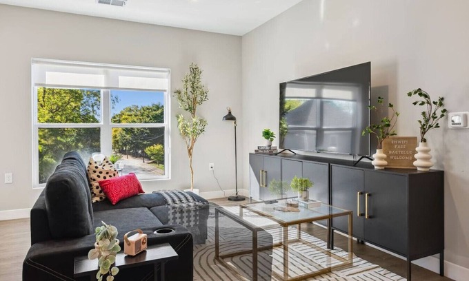 Olde Towne East Apartamento | Downtown 2Bedroom w/Rooftop - Near Linwood Park