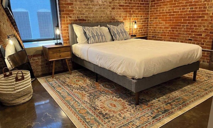 Roanoke Apartamento | Luxury 2 bedroom apt with exposed brick downtown