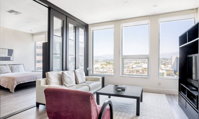 City West Apartamento | Downtown 2BR w/ Pool, Gym & W/D nr Convention Center, by Blueground