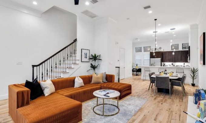 Downtown Dallas Casa | Downtown~3 Bedroom Ensuite~Walkscore 88~Convention