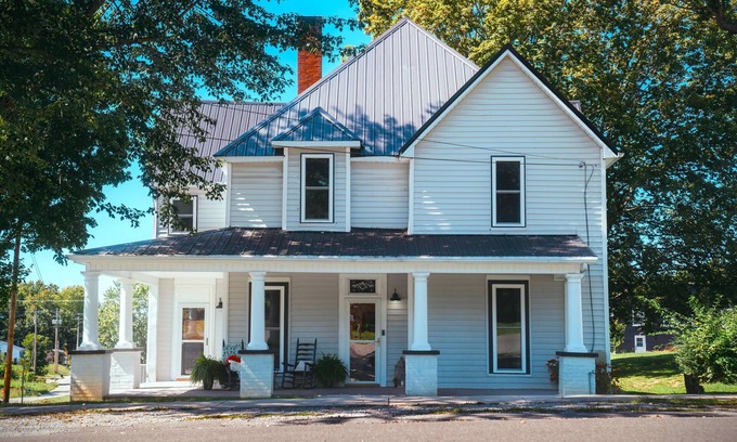 Livingston Casa | Downtown 4-bedroom with boat and Rv parking close to Lake