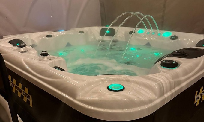Woodbridge Casa | Downtown 5 minutes - Adults-Only Luxury Getaway with Hot Tub- NO PARTIES!