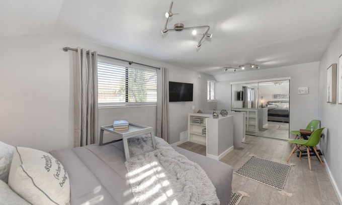 Central Sacramento Casa | Downtown ALHAMBRA HOUSE Camine hasta ALL J Street y Midtown Back Yard Grill Parking