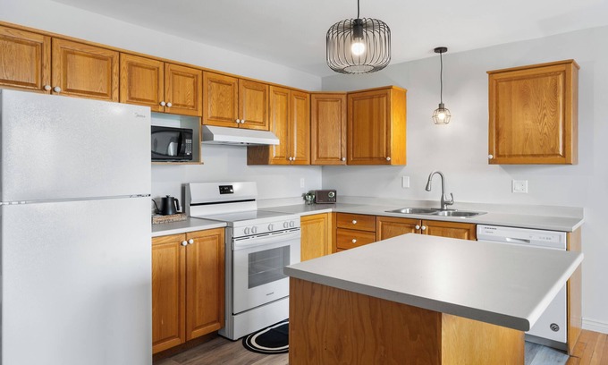 Moncton Apartamento | Downtown Apt w/ Free parking and AC