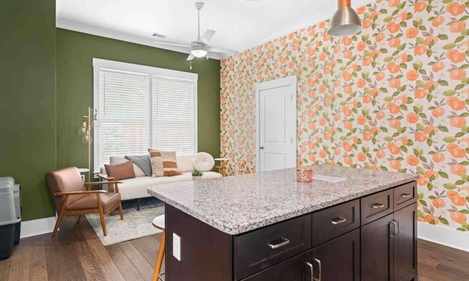 Dixon Park Apartamento | Downtown at The Peach House Dogs Welcome Fully Fenced Yard and Off-street Parki
