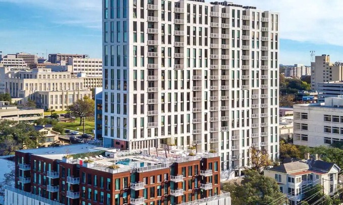 Civic District Condominio | Downtown Austin: Luxe 2-Bed Condo with Rooftop Pool & F1 Thrills!