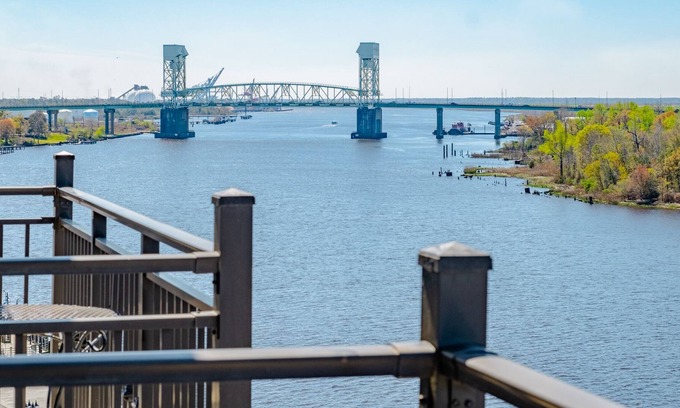Downtown Wilmington Condominio | Downtown - Balcony overlooks river - Free parking