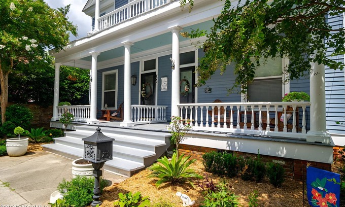 New Bern Casa | Downtown Blue Manor 1
