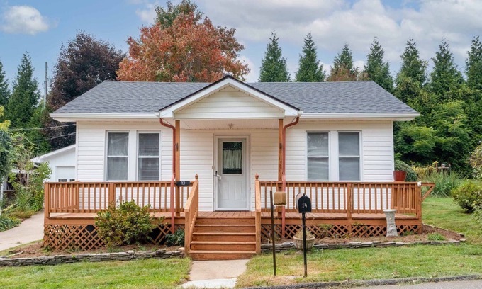 Burnsville Cabaña | Downtown Burnsville, NC, Walk to everything from the property, Food, Bars, Music