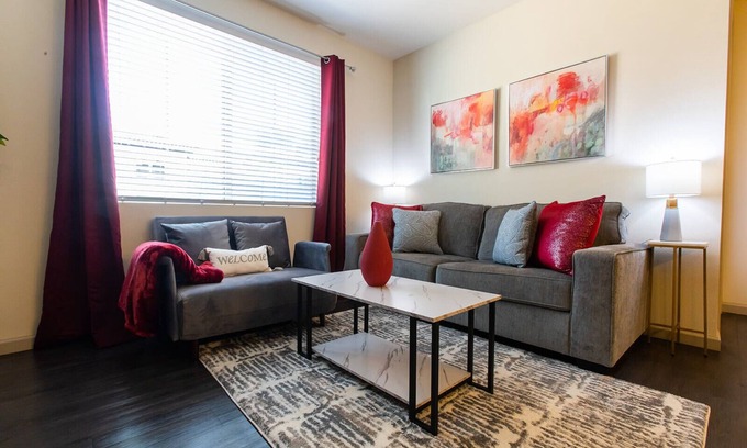 Camarillo Apartamento | Downtown Camarillo*3 Resort like Pools*3 Fitness Ctrs*EVChargers*Gated*SelfChkIn