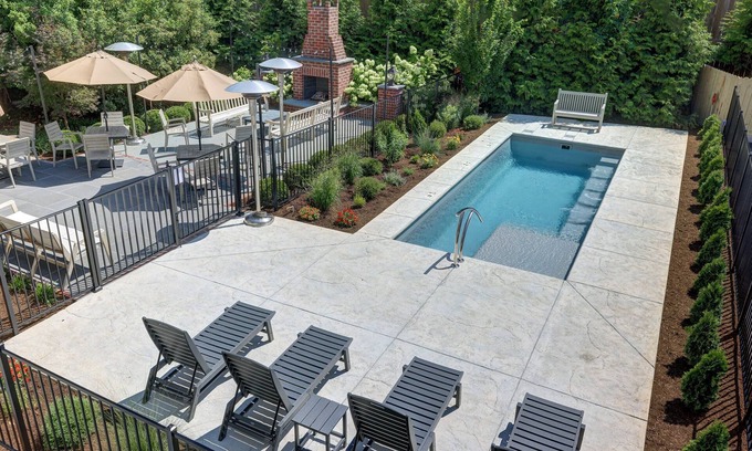 North Downtown Hotel | Downtown Charlottesville King Room The 200 South St Boutique Stay with Pool