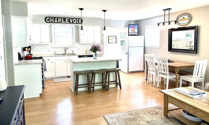 Charlevoix Casa | 13 y 14 de agosto; 25 a 30 de agosto + septiembre / octubre aperturas! DOWNTOWN Charlevoix HOME, 3Bd / 1bath