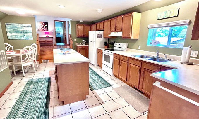 Charlevoix Casa | Downtown Charlevoix: Upper-Fantastic Location! 2 Night Min